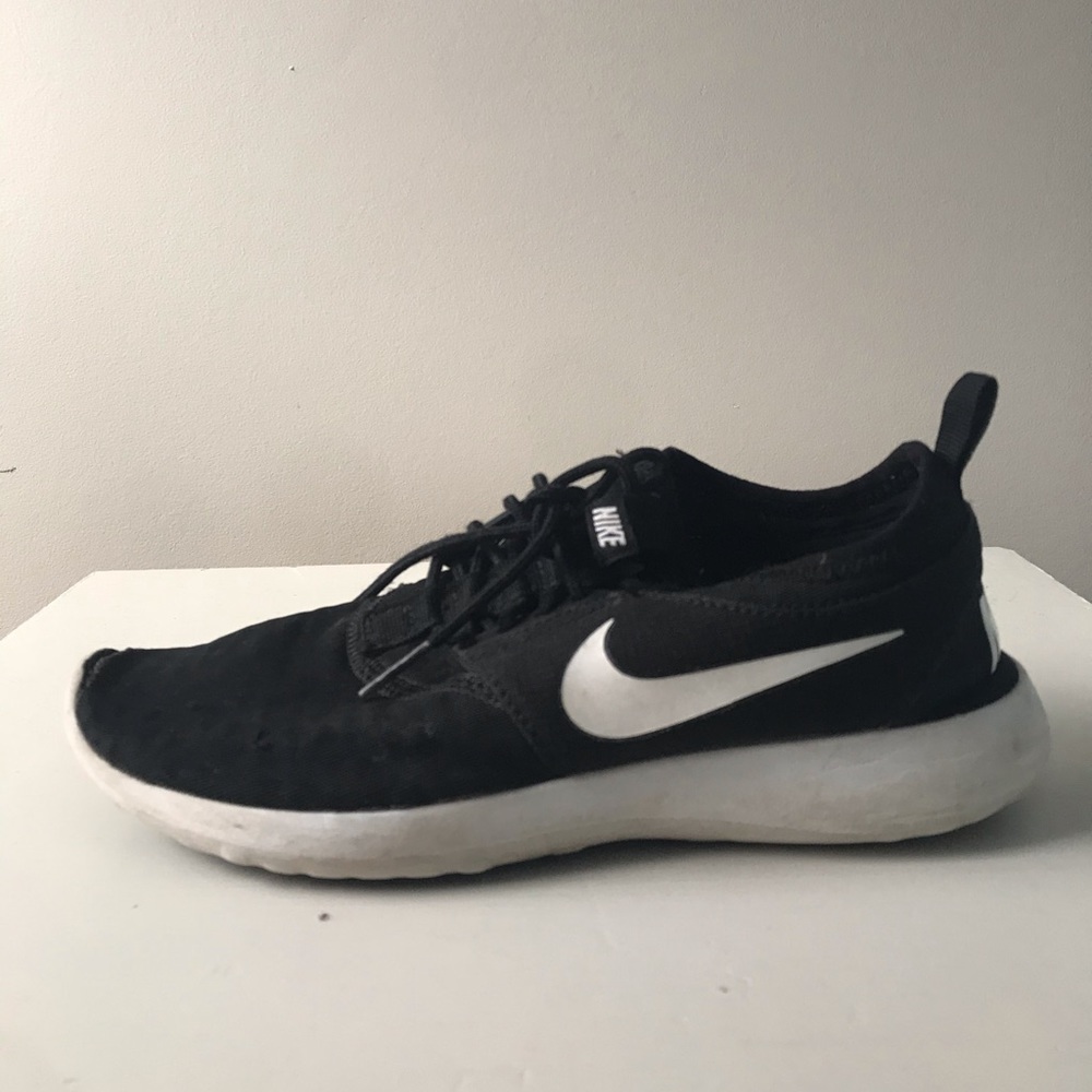 Women’s 6.5 Nike Tennis Shoes